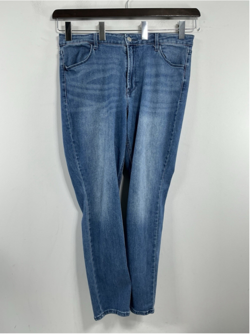 Womans Excellent Condition Old Navy Straight Blue Jeans Size 16